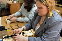Школьники из Унъюгана запустили производство браслетов выживания для наших защитников
